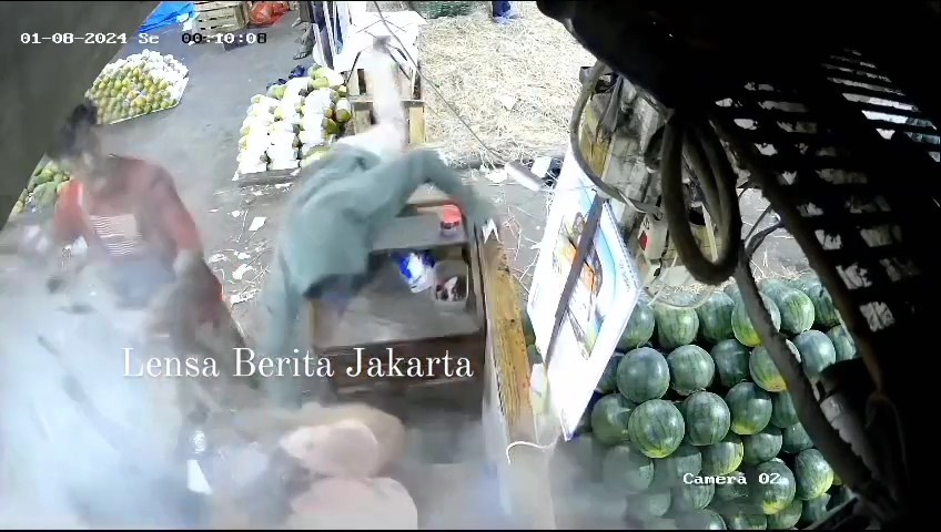 Seorang pedagang kios semangka di Pasar Induk Kramat Jati, Jakarta Timur tewas setelah disiram air keras dan dibacok. (Instagram @lensa_berita_jakarta, @jakut.info)