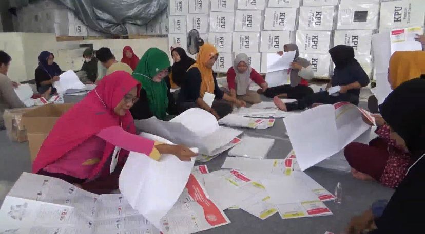 Proses penyortiran dan pelipatan surat suara di gedung Wisma Haji Kelurahan Bugangin, Kendal, Selasa (9/1). DEVI KHOFIFATUR RIZQI/ JAWA POS RADAR SEMARANG