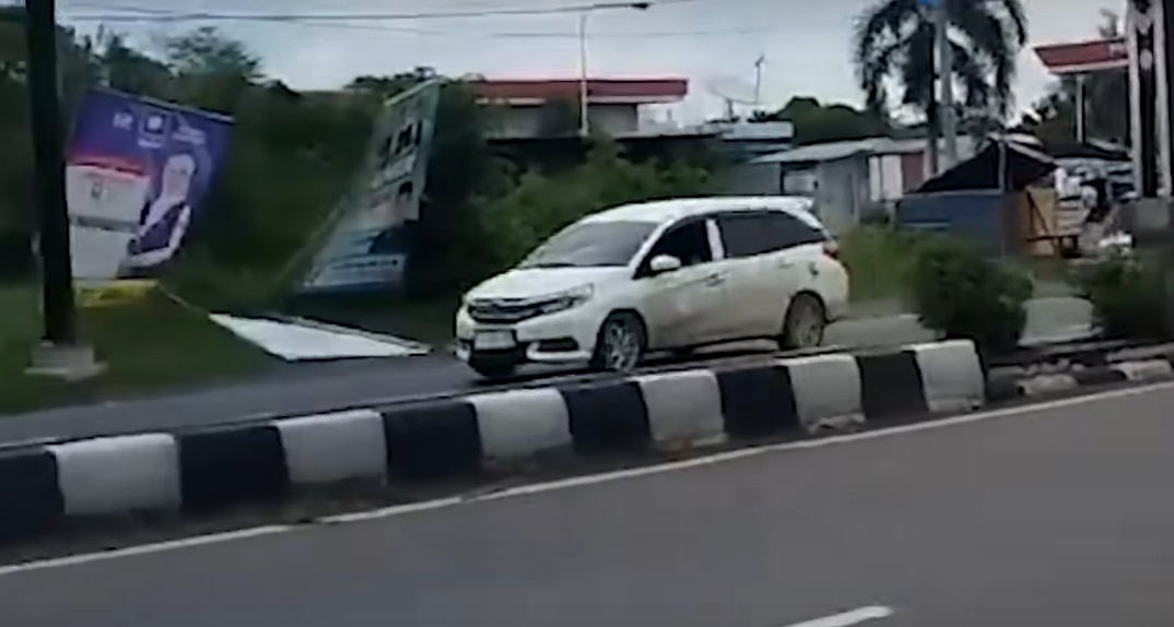 Polisi Kejar Mobilio Putih di Jalan Pantura Kota Tegal