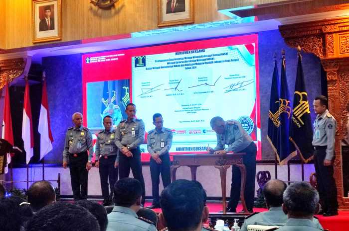Kepala Kementrian Hukum dan HAM Jateng Tejo Harwanto bersama jajarannya menandatangani komitmen pembangunan zona integritas dan pakta integritas, Selasa (9/1). IDA FADILAH/JAWA POS RADAR SEMARANG