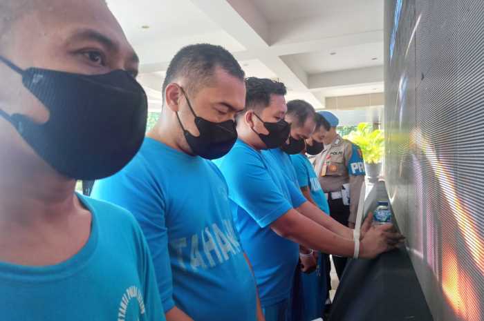 Lima orang sindikat jual beli kendaraan roda empat tanpa kelengkapan surat atau mobil bodong diringkus anggota Polda Jawa Tengah.