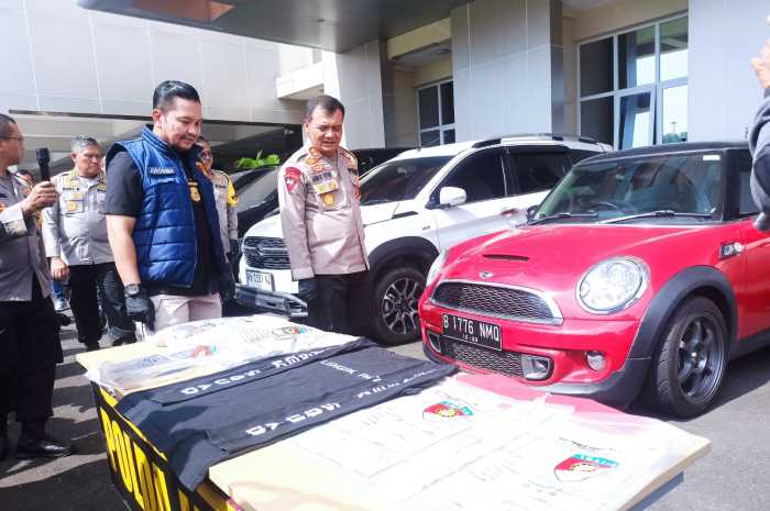 Kapolda Jawa Tengah, Irjen Pol Ahmad Luthfi memeriksa barang bukti yang diamankan dari sindikat jual beli mobil bodong. (M Hariyanto/Jawa Pos Radar Semarang)