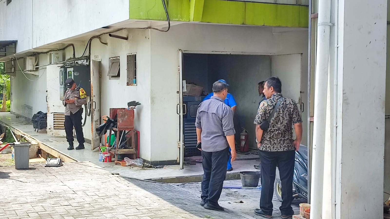 SPBU Jalan Prof Sudarto atau di Universitas Diponegoro (Undip) Kecamatan Tembalang, terbakar Rabu (10/1) sekitaran jam 11.30. (M Hariyanto/Jawa Pos Radar Semarang)