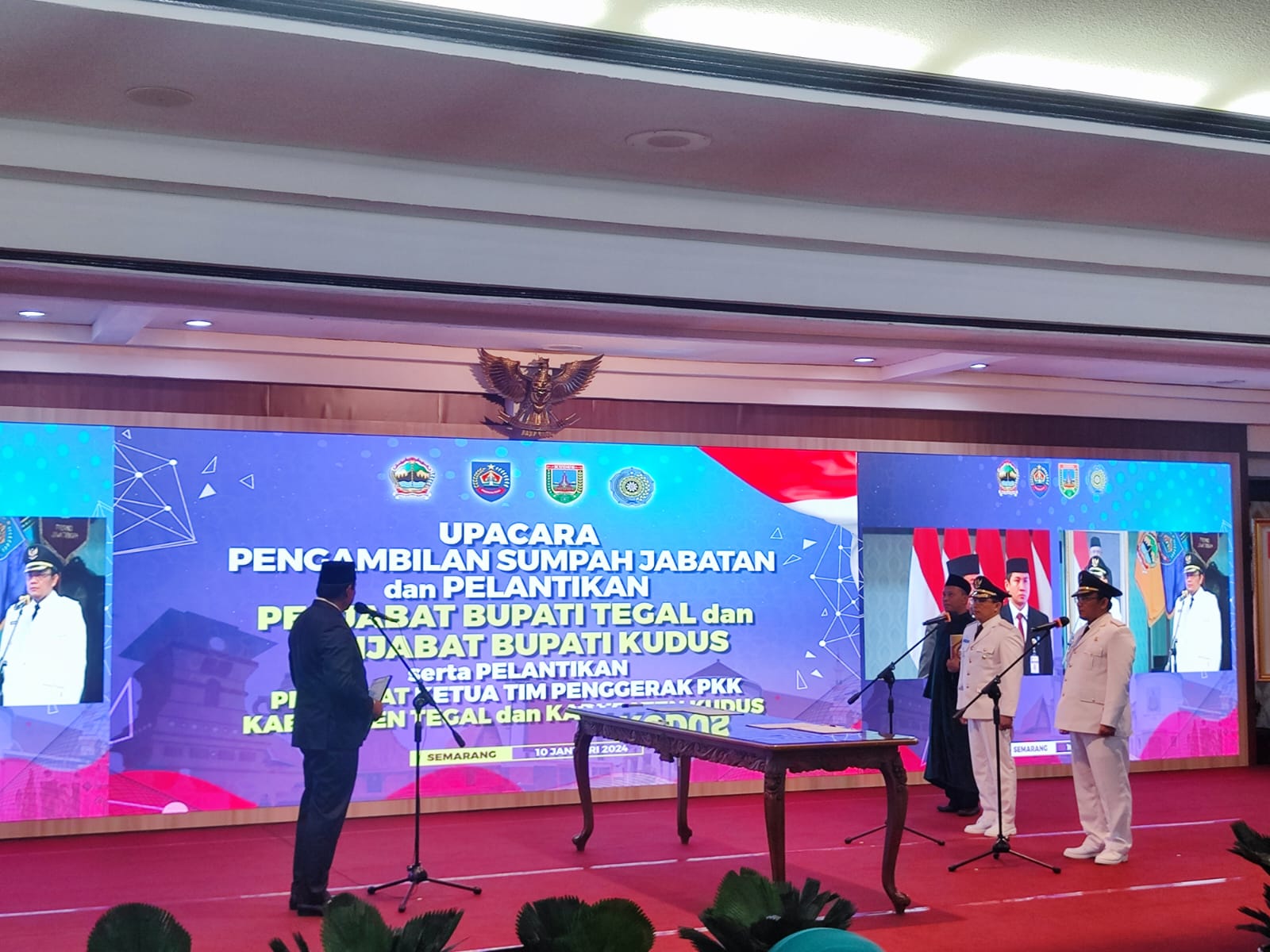 Pj Gubernur Jateng Nana Sudjana melantik Pj Bupati Kudus Muhamad Hasan Chabibie dan Pj Bupati Tegal Agustyarsyah di Gedung Gradhika Bhakti Praja, Rabu (10/1).
