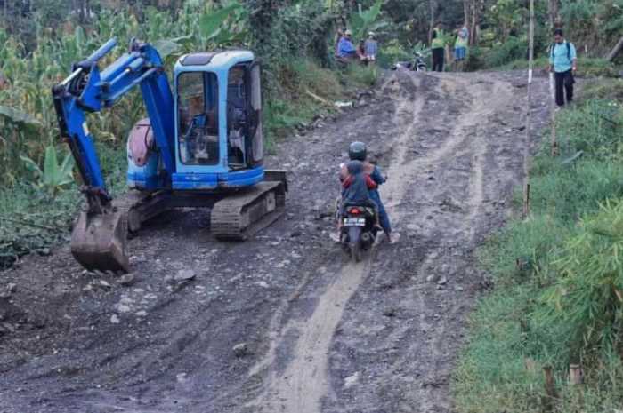 Ilustrasi jalan rusak di wilayah Kabupaten Kendal. (DEVI KHOFIFATUR RIZQI/ JAWA POS RADAR SEMARANG)