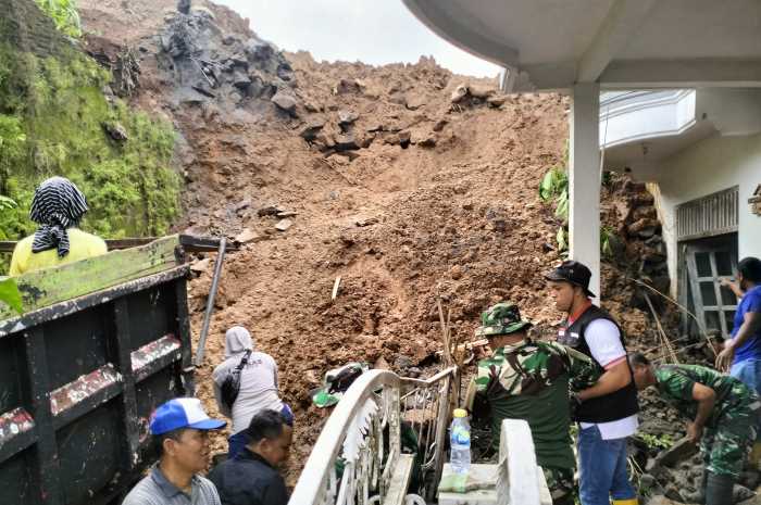 Warga dan aparat Kelurahan Pudakpayung membersihkan sisa longsor di Perumahan Villa Payung Indah RT 6 RW 5, Kelurahan Pudakpayung, Rabu (10/1).&nbsp;FIGUR RONGGO WASSALIM/JAWA POS RADAR SEMARANG