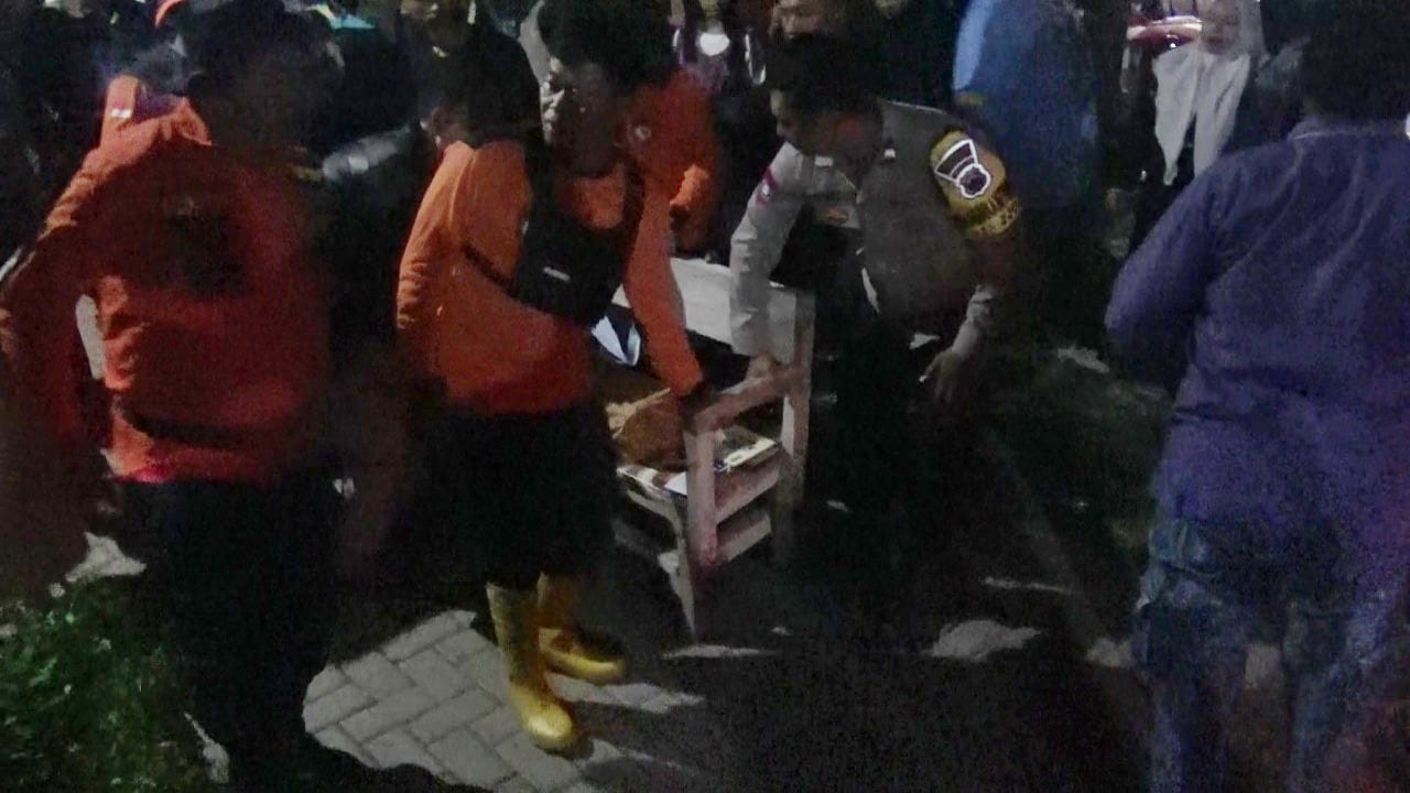 Petugas mencari korban hanyut di Kali Babon Semarang. (M Hariyanto/Jawa Pos Radar Semarang)