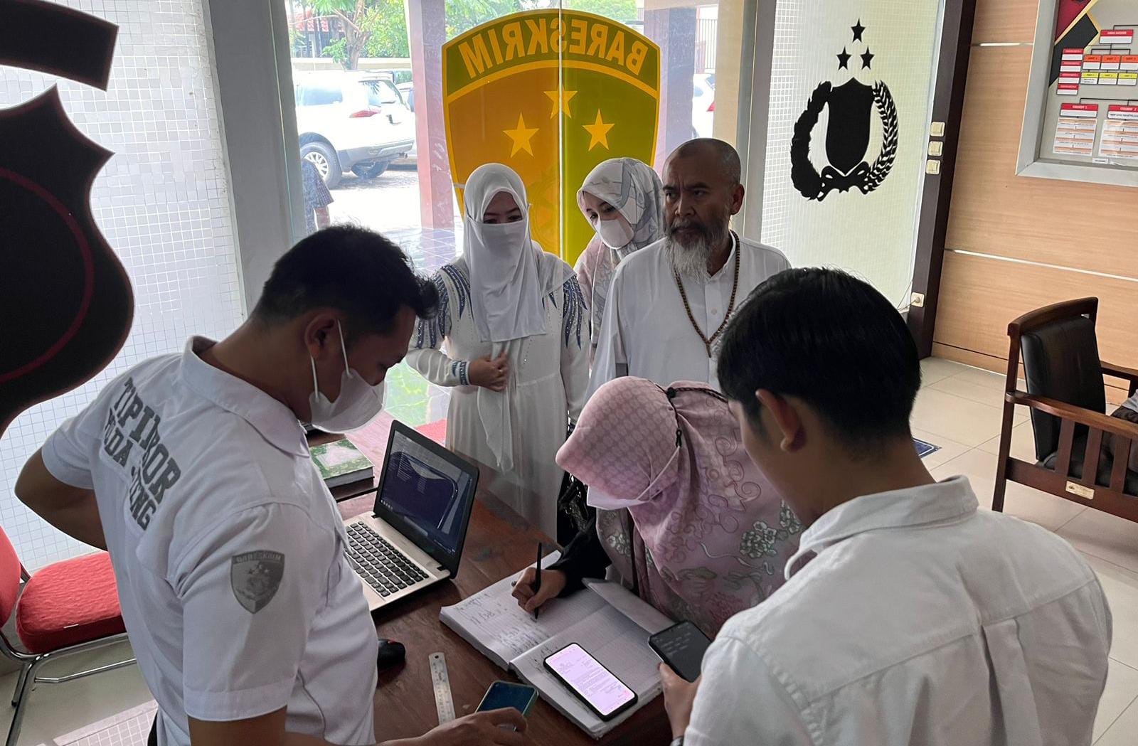 Syekh Puji mendatangi Kantor Direktorat Reserse Kriminal Khusus Polda Jawa Tengah, Kamis (11/1/2024) pagi. (M Hariyanto/Jawa Pos Radar Semarang)