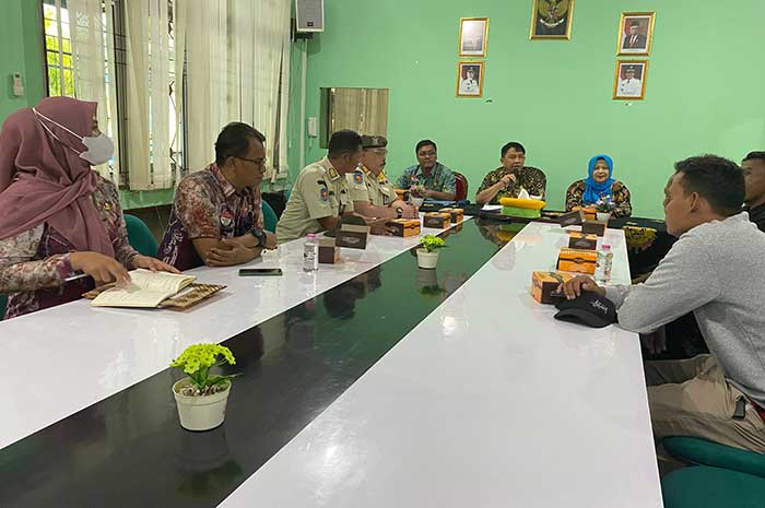 Perwakilan warga Desa Sidomulyo, Kecamatan Dempet saat audiensi dengan Plt Asisten 1 Setda Demak, Taufik Rifai. (Wahib Pribadi/Jawa Pos Radar Semarang)