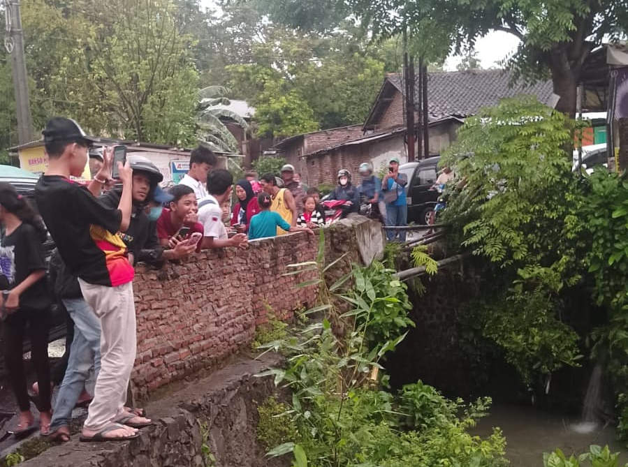 Seorang bocah di Semarang dikabarkan hanyut terseret arus air di sungai di wilayah Wonotingal, Kecamatan Candisari, Kamis (11/1) sekitar pukul 14.00.
