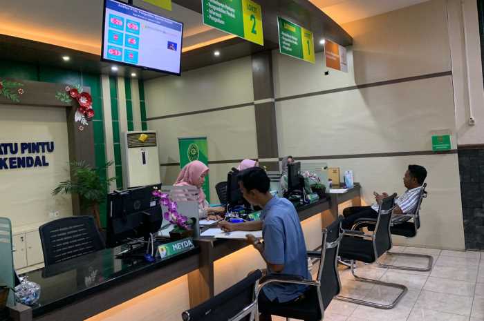 Petugas Pengadilan Agama Kendal Kelas IA saat memberikan pelayanan pendaftaran perkara untuk masyarakat Kamis (11/1). DEVI KHOFIFATUR RIZQI/ JAWA POS RADAR SEMARANG