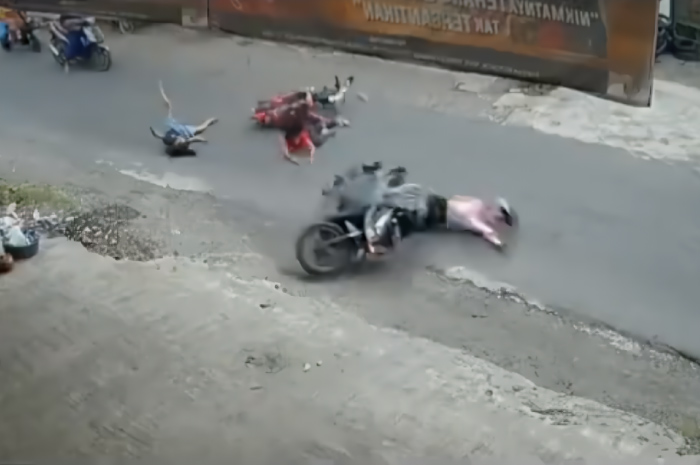 Tangkapan layar video emak-emak tabrak bocil yang naik sepeda listrik di jalan raya.