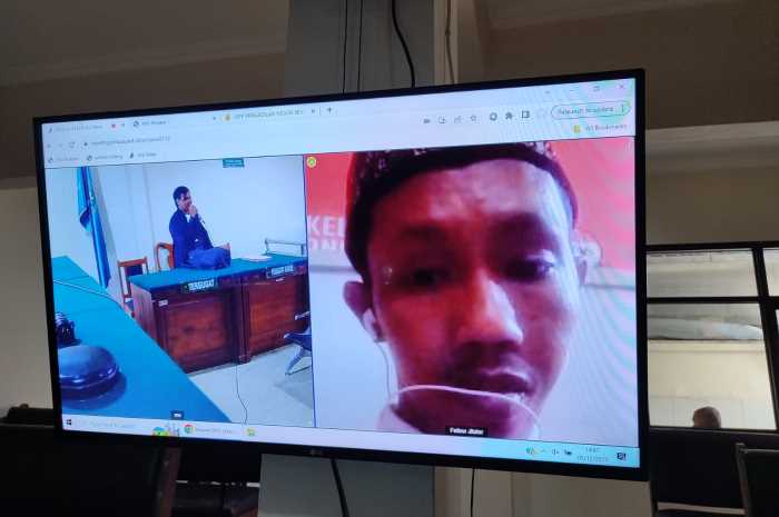 Terdakwa M Husen mengikuti persidangan secara online dari Lapas Kedungpane, Kamis (11/1).&nbsp;IDA FADILAH/JAWA POS RADAR SEMARANG