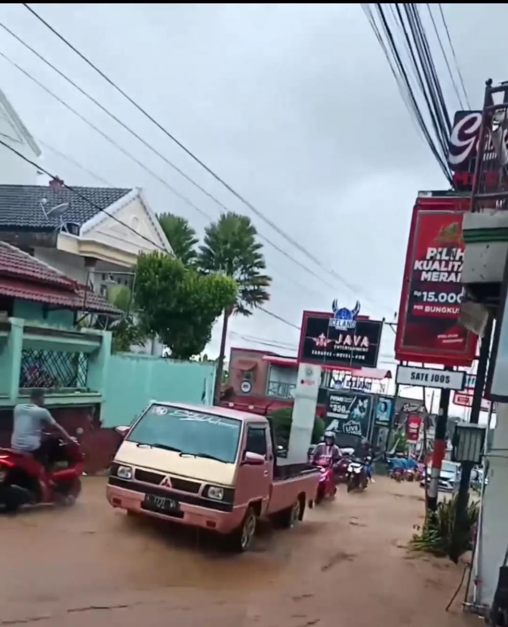 Tangkapan layar banjir lumpur yang mengalir deras di Jalan Mayor Soeyoto, Bandungan Kamis (11/1)