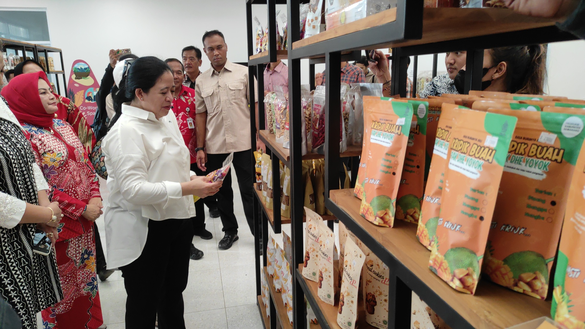 Puan Maharani saat memilih beberapa produk UMKM yang ada di Sentra Batik dan Pusat Oleh-Oleh UMKM Kabupaten Semarang