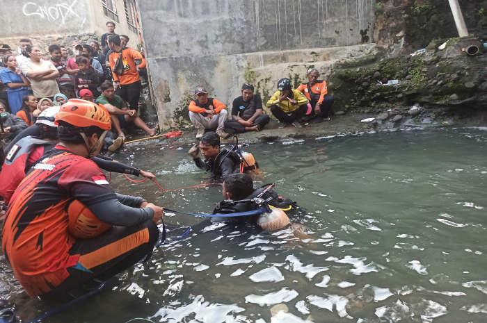 Bocah SD yang hanyut terseret arus air sungai Kagok, Candisari belum berhasil diketemukan hingga hari kedua, Jumat (12/1) sore. (M Hariyanto/Jawa Pos Radar Semarang)
