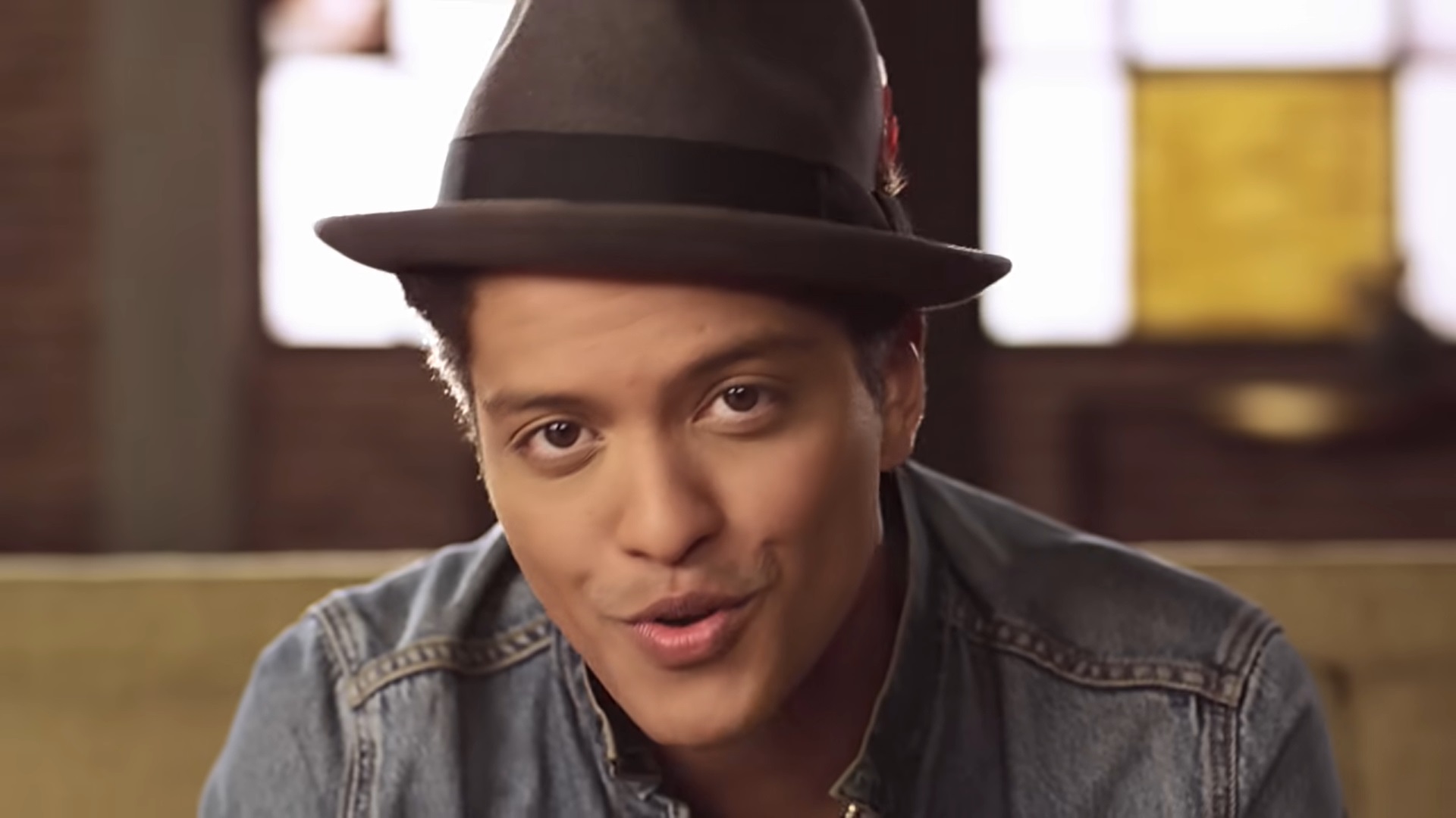 Bruno Mars Menyanyikan Lagu AKB48