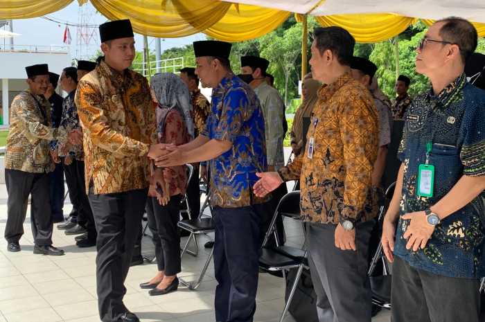 Bupati Kendal Dico M. Ganinduto saat memberikan ucapan selamat kepada 100 pejabat yang baru saja dilantik Jumat (12/1). DEVI KHOFIFATUR RIZQI/ JAWA POS RADAR SEMARANG