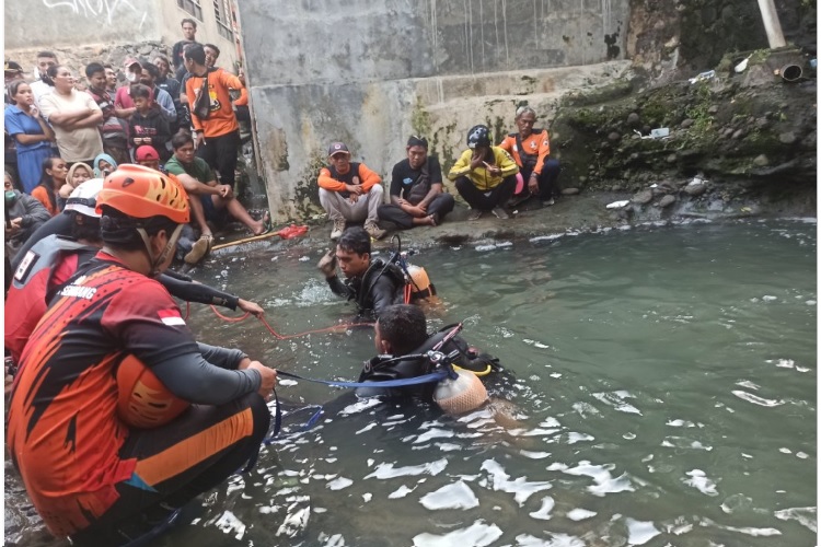 BELUM KETEMU : Sejumlah penyelam dikerahkan untuk masuk ke bagian air yang dalam di sekitar Curug Stom, Wonotingal Jumat (12/1). (M HARIYANTO/JAWA POS RADAR SEMARANG)