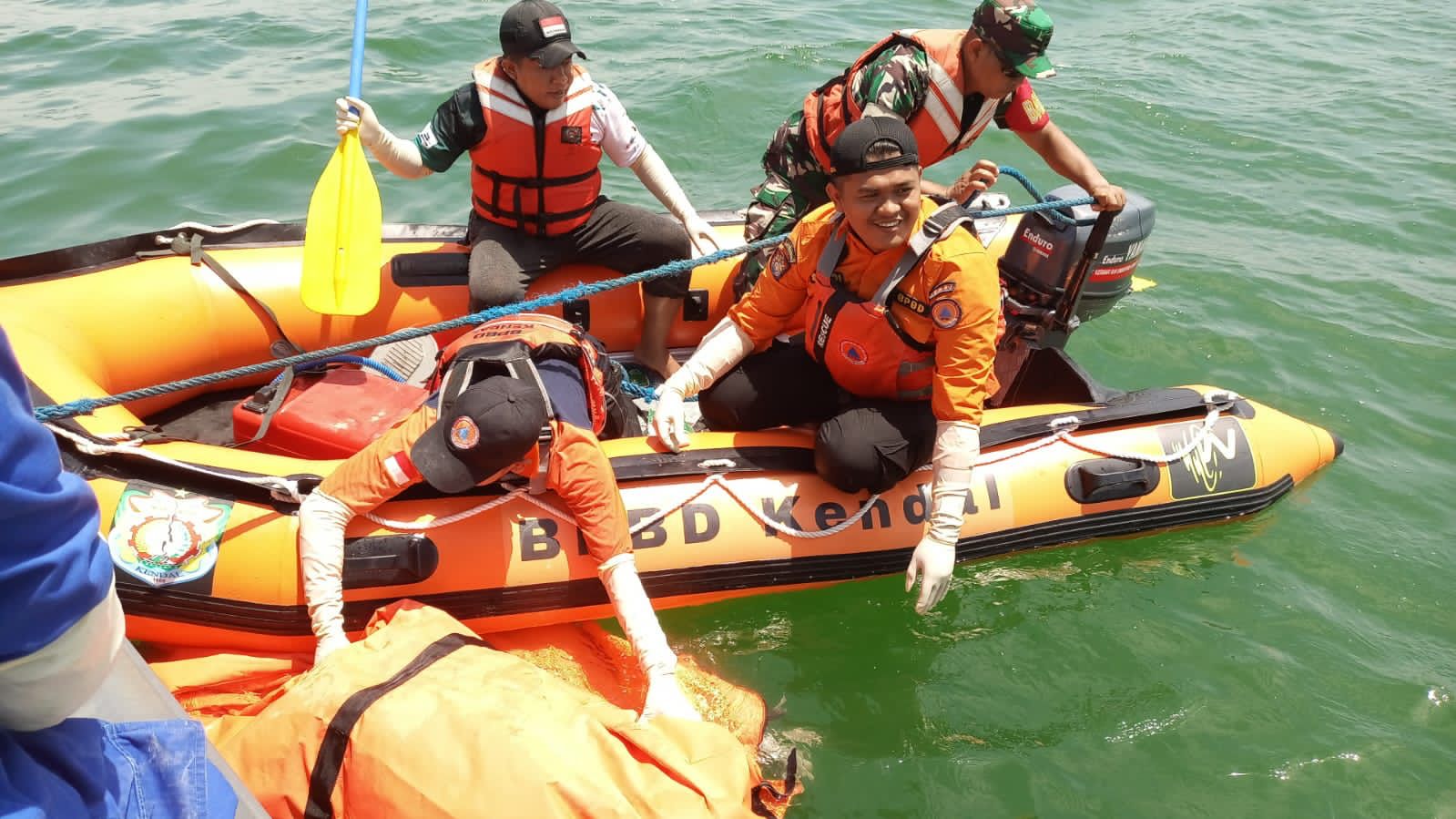 Proses evakuasi MAP, 9, di Pantai Ngebum Kaliwungu Sabtu (13/1). (DEVI KHOFIFATUR RIZQI/ JAWA POS RADAR SEMARANG)