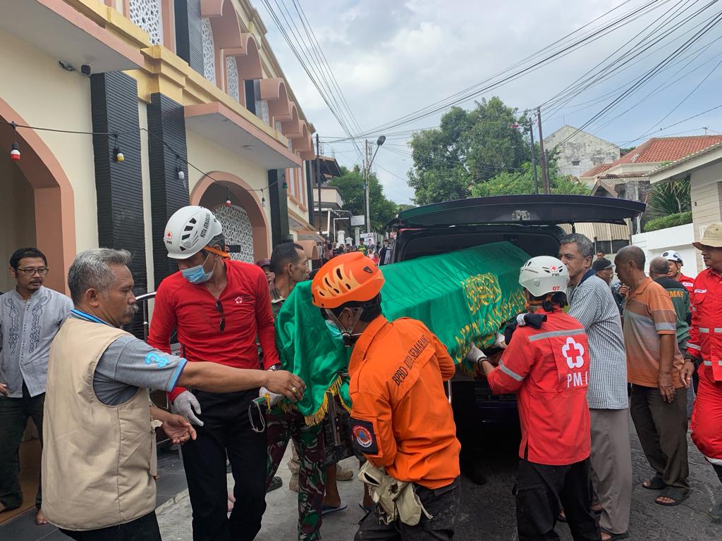 Jenazah Alif tiba di Masjid Wonotingal pada Sabtu (13/1) pukul 14.30 setelah hilang pada Kamis (11/1) dan ditemukan di Kendal