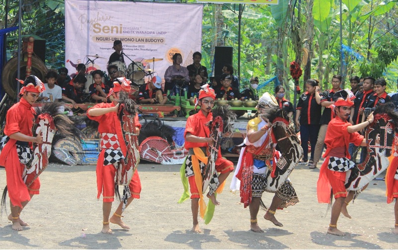 Dengan mengangkat tema &ldquo;Nguri-uri Wono Lan Budoyo&rdquo; di Lapangan Bola Voli Sendang Joho, Dusun Kaligawe, Desa Susukan, Kab. Semarang, Mahasiswa Tim KKN-T Undip gelar kuda lumping pada Minggu (17/12).