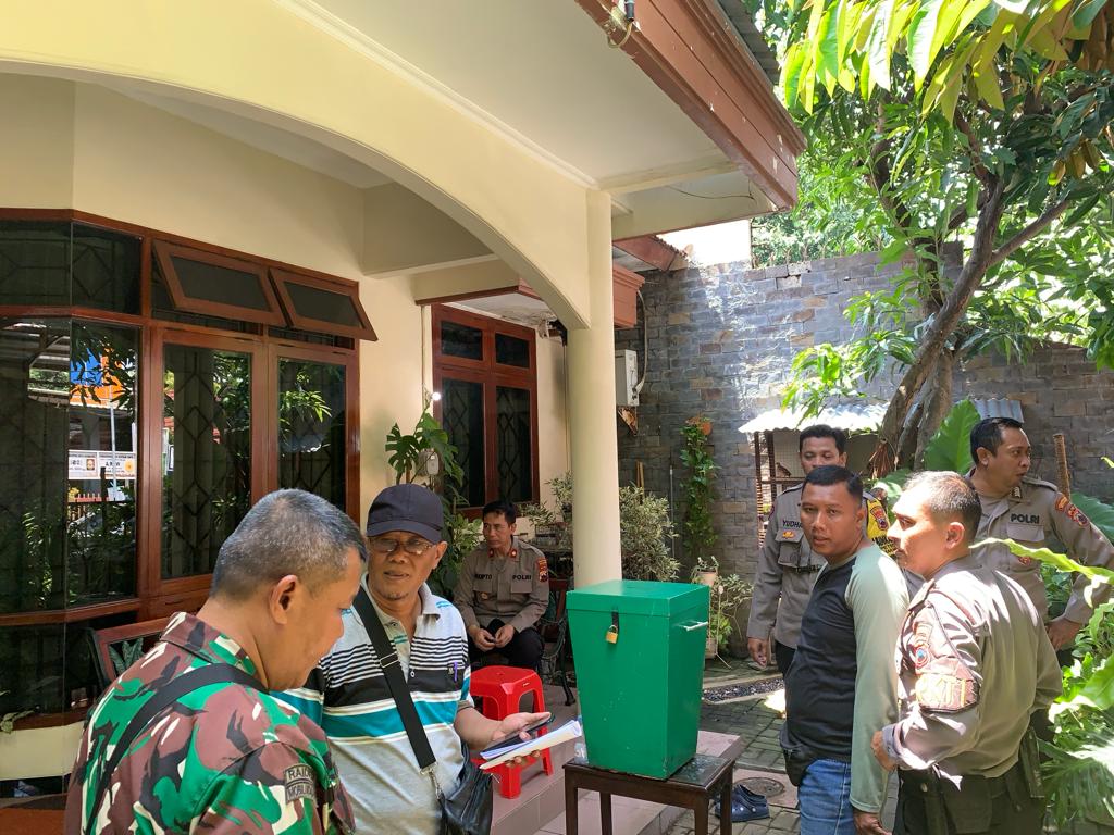PIHAK KEPOLISIAN USAI MEMERIKSA RUMAH KORBAN SENGATAN LISTRIK DI PETERONGAN