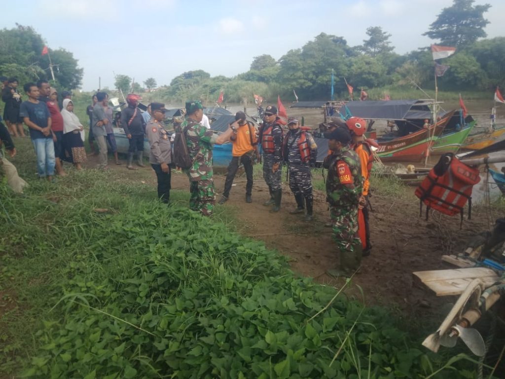 Proses Pencarian Korban Tenggelam di Sungai Pemali