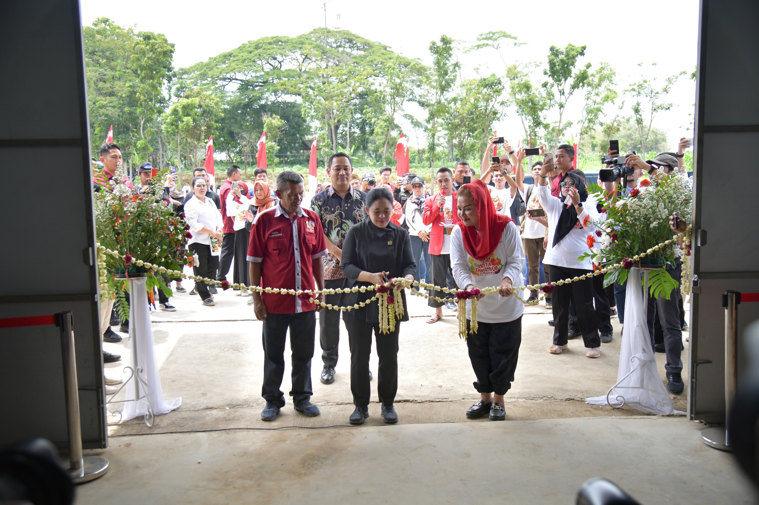 Ketua DPR RI Puan Maharani meresmikan penggilingan padi Rice Mill yang dimiliki oleh Badan Usaha Milik Petani (BUMP) Kota Semarang di Purwosari, Kecamatan Mijen, Sabtu (13/1).