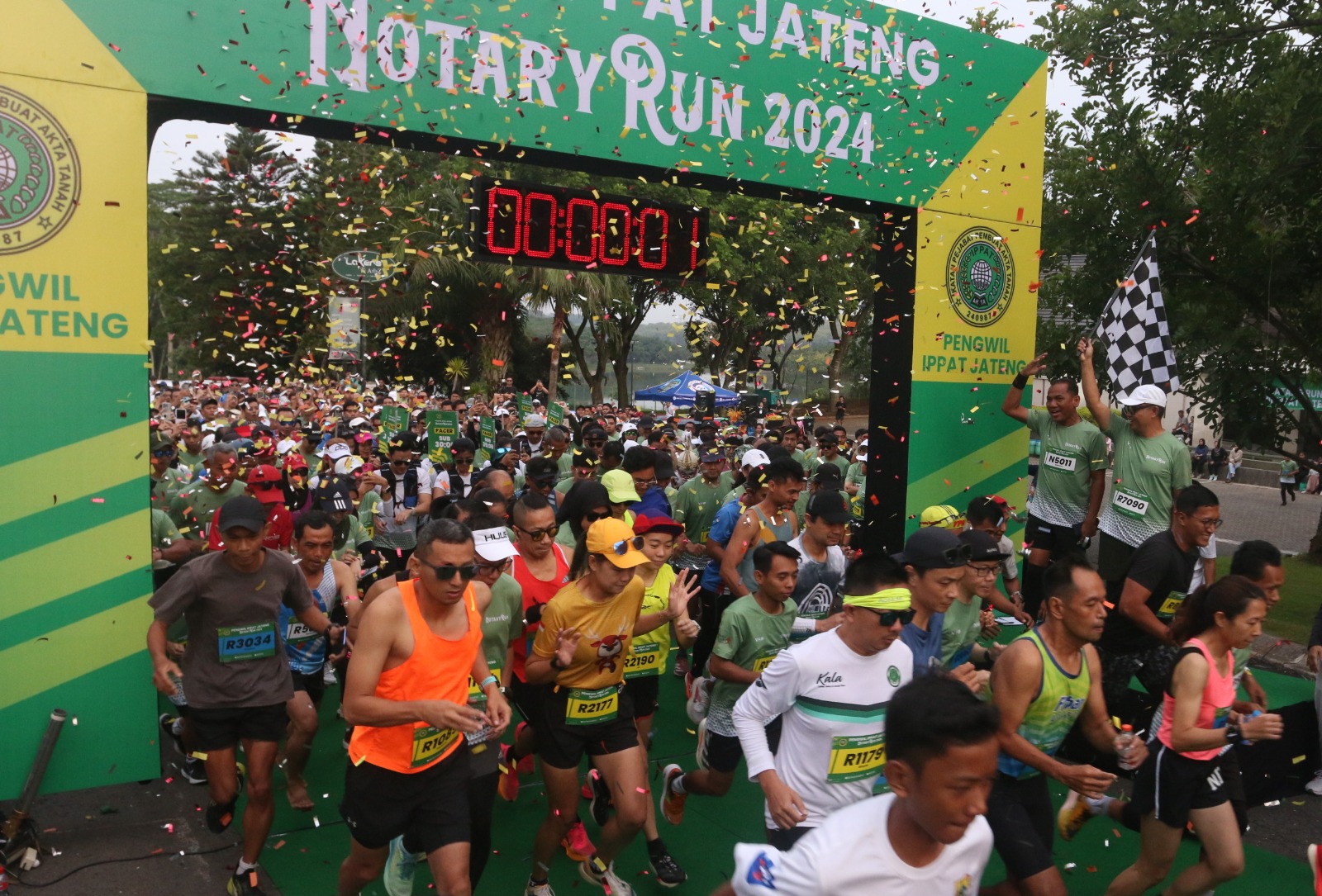 Sebanyak 750 pelari mengikuti Notary Run 2024 di BSB Lakers, Mijen, Kota Semarang, Minggu (14/1). NUR CHAMIM/JAWA POS RADAR SEMARANG