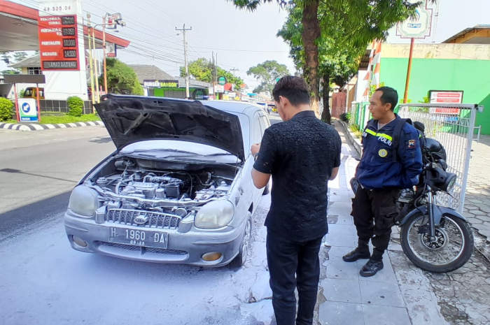 Mobil terbakar di sekitaran jalan A. Yani tepatnya di jalan Asmara Ungaran. Minggu (14/1). (Maria Novena/Jawa Pos Radar Semarang)