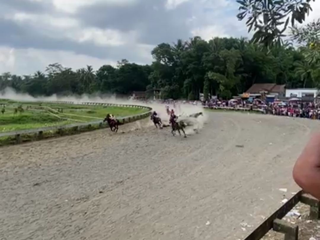Tangkapan layar saat insiden salah satu kuda mengalami patah kaki dan menyebabkan beberapa kuda berjatuhan