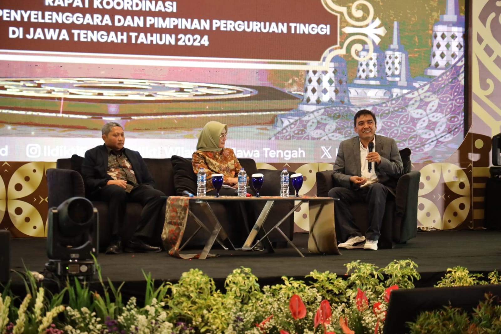 Direktur Kelembagaan Pendidikan Tinggi, Riset, dan Teknologi Dr. Lukman (kiri) memberikan sosialisasi dihadapan pimpinan PTS di wilayah LLDIKTI VI.