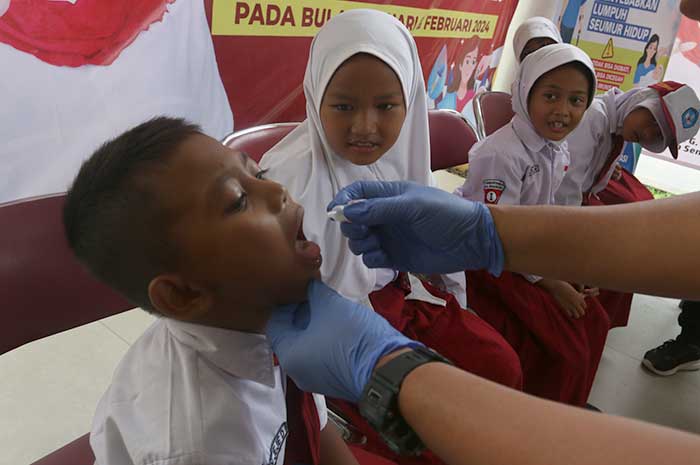 Sejumlah anak mendapatkan vaksinasi polio secara serentak di Semarang Senin (15/01/2024). (NURCHAMIM/JAWA POS RADAR SEMARANG)