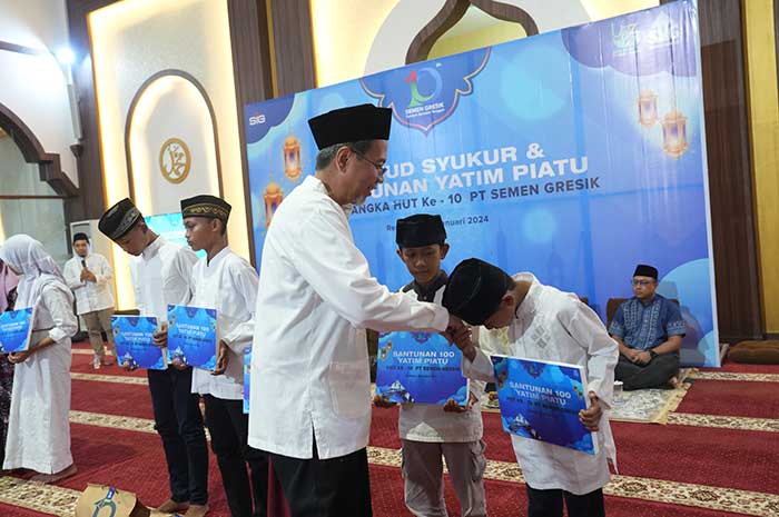 Direktur Operasi PT Semen Gresik, Benny Ismanto, memberikan santunan secara simbolis kepada 100 anak yatim piatu yang bertempat di Masjid Al-Hikam Semen Gresik, Pabrik Rembang, Selasa (9/1).