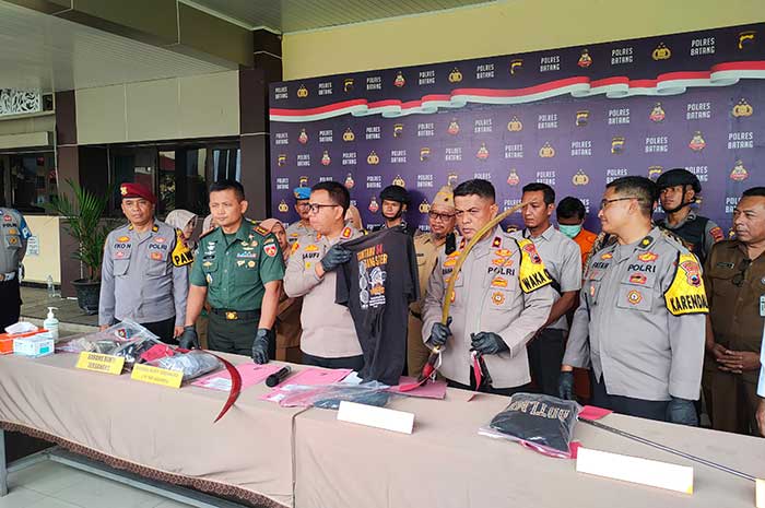 Kapolres Batang, AKBP Saufi Salamun bersama jajarannya menunjukkan barang bukti kasus tawuran pelajar.&nbsp;RIYAN FADLI/JAWA POS&nbsp;RADAR SEMARANG