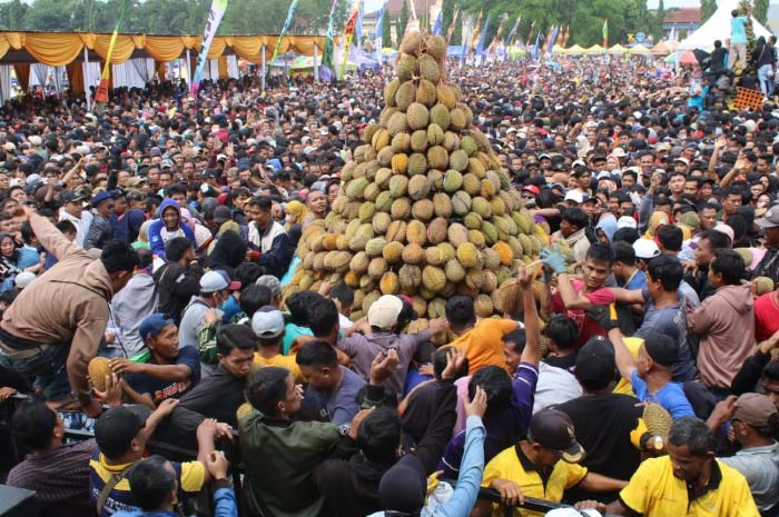 Kericuhan Festival Durian 2024 yang berlangsung di Alun-Alun Kajen, Kabupaten Pekalongan pada Minggu (12/1/2024).