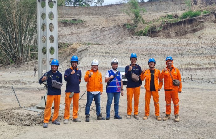 BERHASIL : Petugas PLN UPT Semarang sedang memastikan keandalan Tower Emergency Recovery System (ERS) pada konstruksi tower no.lmor 85 SUTT 150 kV Ungaran-Weleri.