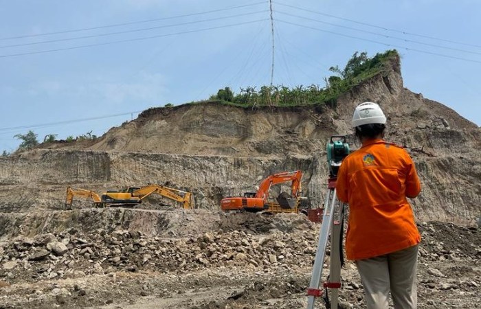 GERAK CEPAT : Petugas PLN UPT Semarang sedang memastikan keandalan Tower Emergency Recovery System (ERS) pada konstruksi tower no.lmor 85 SUTT 150 kV Ungaran-Weleri.