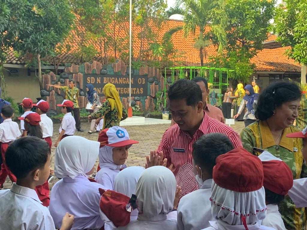 Apel pagi siswa, guru, dan karyawan SD Negeri Bugangan 03 bersama Kepala Dinas Pendidikan Kota Semarang Bambang Pramusinto