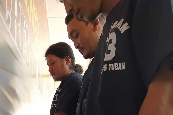 Arief (tengah) bersama dua temannya yang melakukan aksi penculikan perawat salah satu klinik. (Yudha Satria Aditama/Radar Tuban)