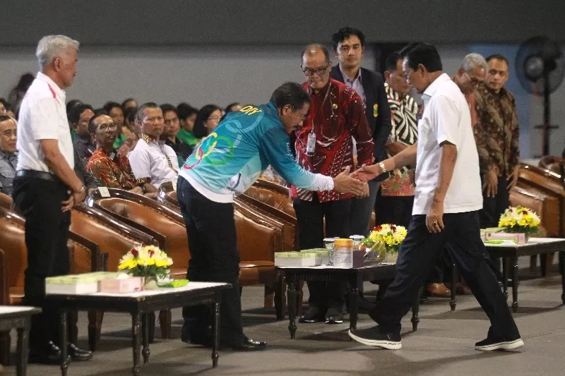 Gubernur DIY Sultan Hamengku Buwono X mencanangkan Pemusatan Latihan Daerah Pekan Olahraga Nasional untuk kontingen DIY di GOR Amongrogo, Jogja, Jumat (12/1). (Guntur Aga Tirtana/Radar Jogja)
