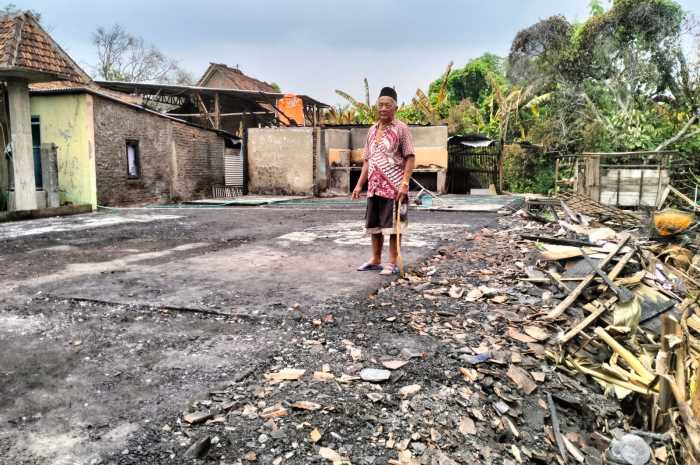 Musdi menunjukkan puing-puing rumahnya yang menjadi sisa kebakaran. (Figur Ronggo Wassalim/Jawa Pos Radar Semarang)