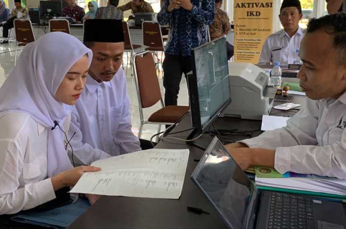 Pasutri tampak antusias mengikuti sidang isbat nikah di Pendopo Tumenggung Bahurekso Selasa (16/1). DEVI KHOFIFATUR RIZQI/ JAWA POS RADAR SEMARANG