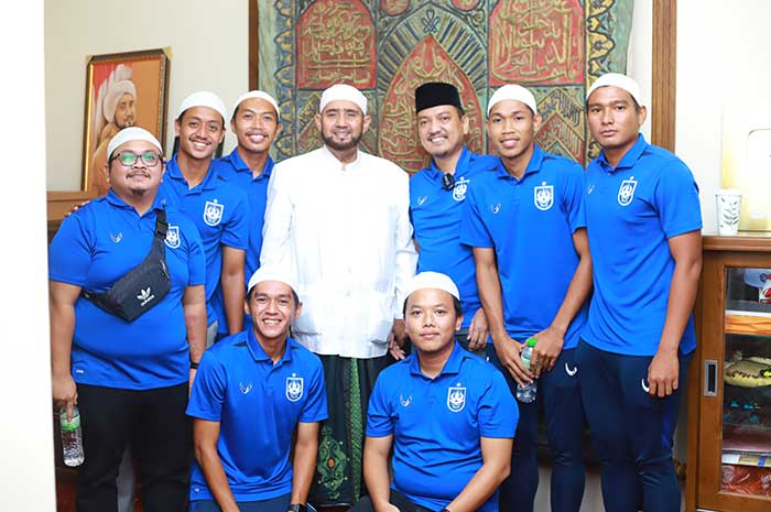 Sejumlah pemain PSIS Semarang dan CEO PSIS Yoyok Sukawi berkesempatan mengunjungi kediaman Habib Syech yang berada di Kota Surakarta pada Rabu (17/1).