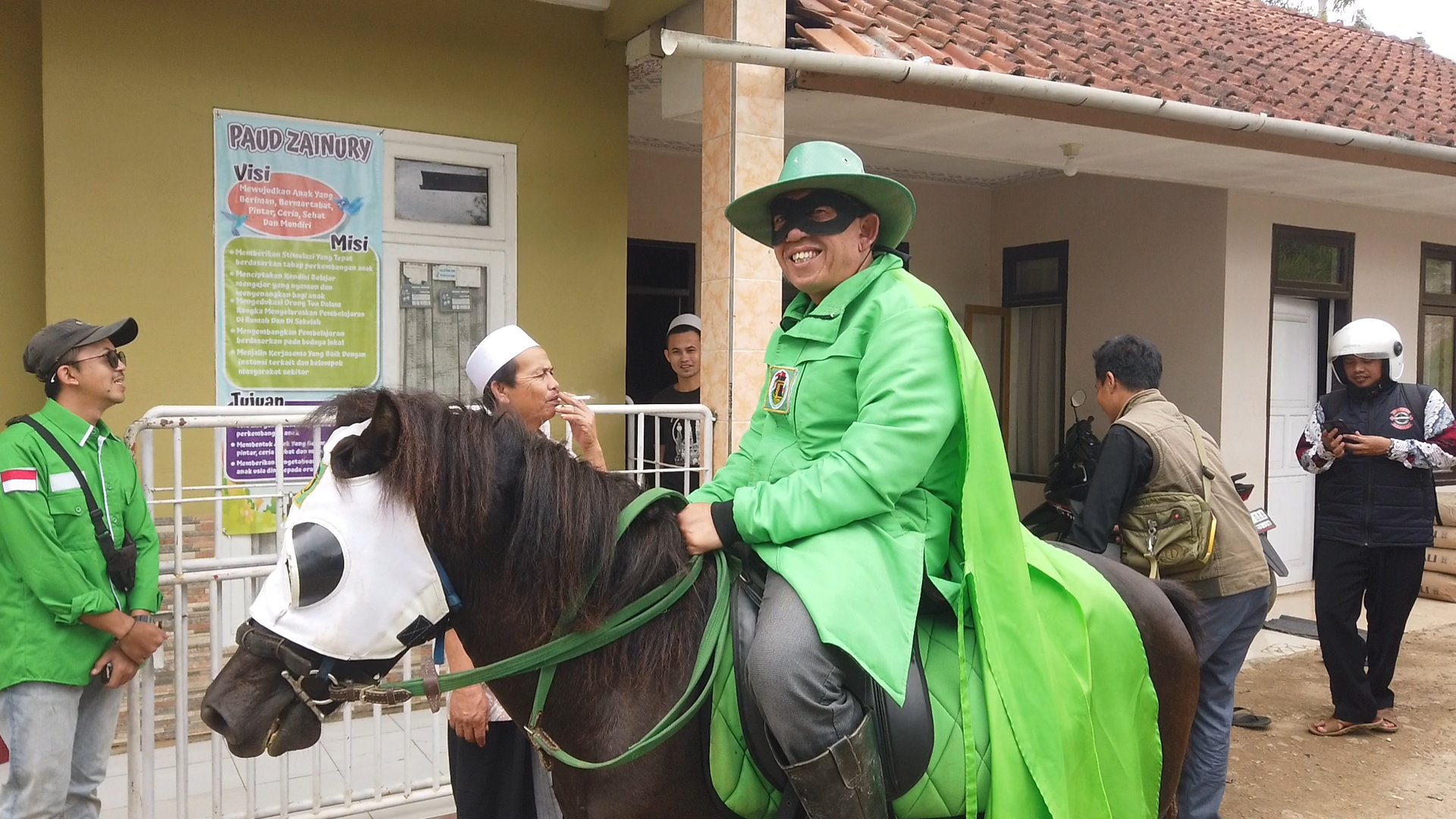 Caleg Unik Berpenampilan Ala Zorro