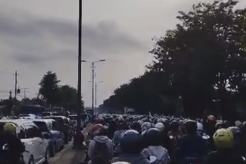 Dalam video yang sempat beredar pada Rabu pagi, 17 Januari 2024, ratusan pengguna jalan, utamanya pekerja, terjebak kemacetan panjang.