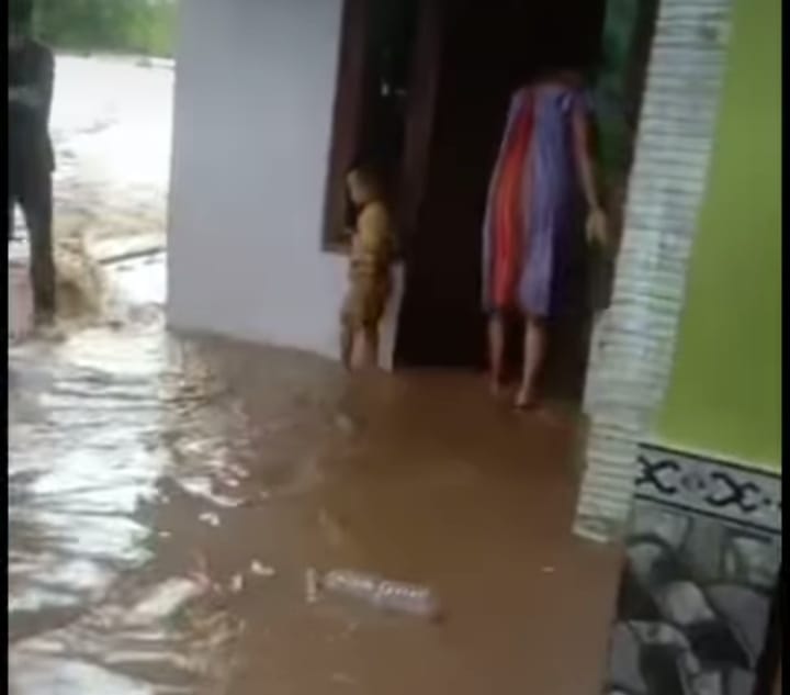 Hujan Deras, Warga Kendal Musti Hati-Hati Karena Kali Ini Meluap.