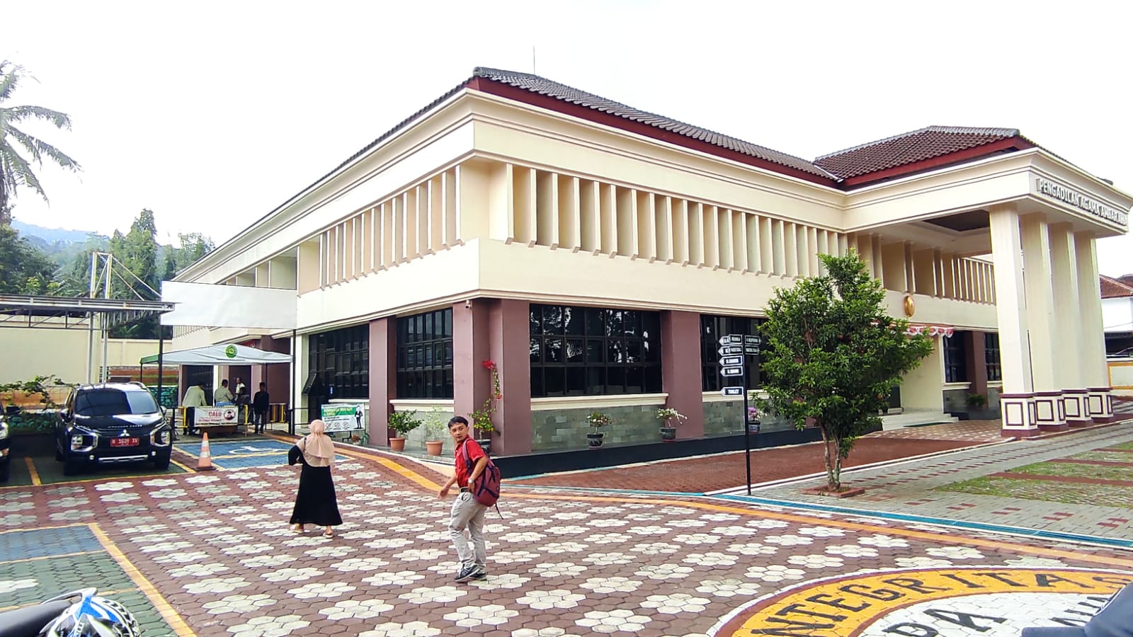 Suasana di halaman depan Pengadilan Agama Ambarawa