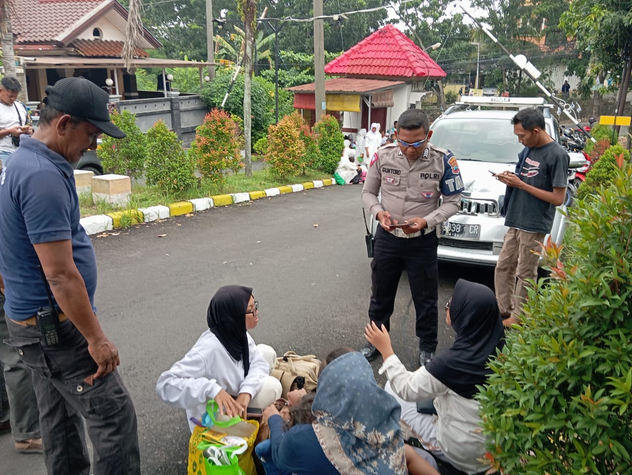 Polisi meminta keterangan penumpang bus yang mengalami kecelakaan di Trangkil Gunungpati Rabu (17/1/2024). (M Hariyanto/Jawa Pos Radar Semarang)